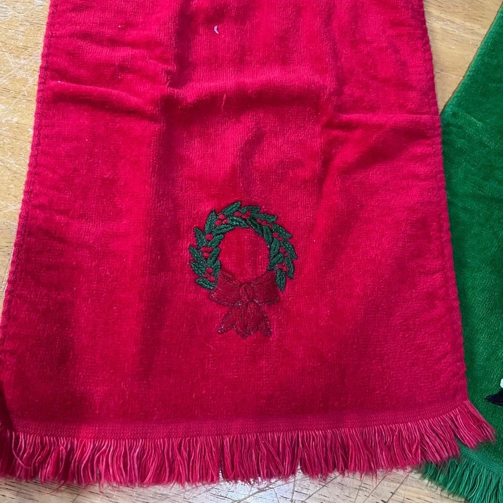 Vtg Martex Christmas Hand Towels Set 2 Santa Wreath Red Green Fringed USA Made